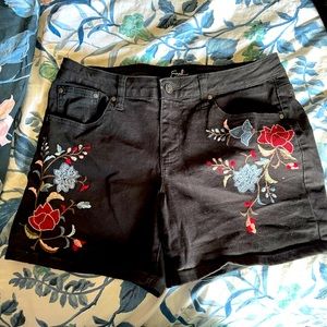 ✨Earl Jean✨ Black Embroidery Shorts (SIZE 10)